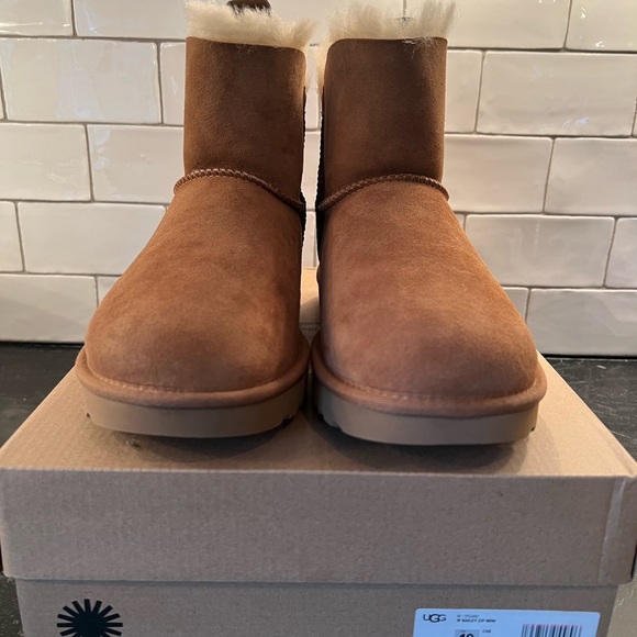 NWT UGG Bailey Zip Mini Size 10 Chestnut - Picture 6 of 6